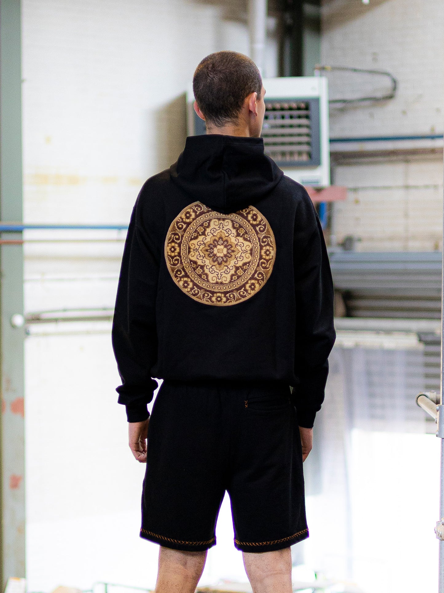 Hoodie round patch back - black